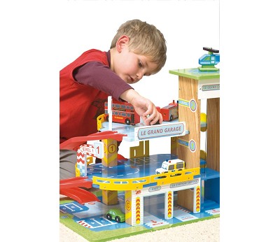 Grand Garage, parkeringshus i tre - Le Toy Van - Image 2
